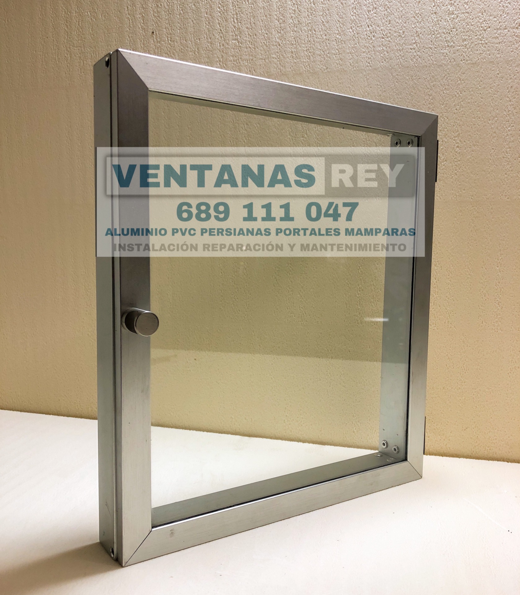 Puerta minimalista para telefonillo